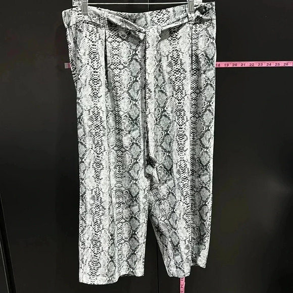 Soho Apparel Pants - SOHO Apparel Wide leg, crop,snake skin print elastic waist w/tie, pockets,summer